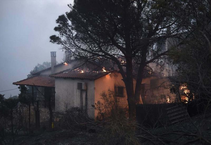 Požari u Grčkoj ne jenjavaju - Gori: Situacija je izvan kontrole, pamen se diže u visinu do 40 metara